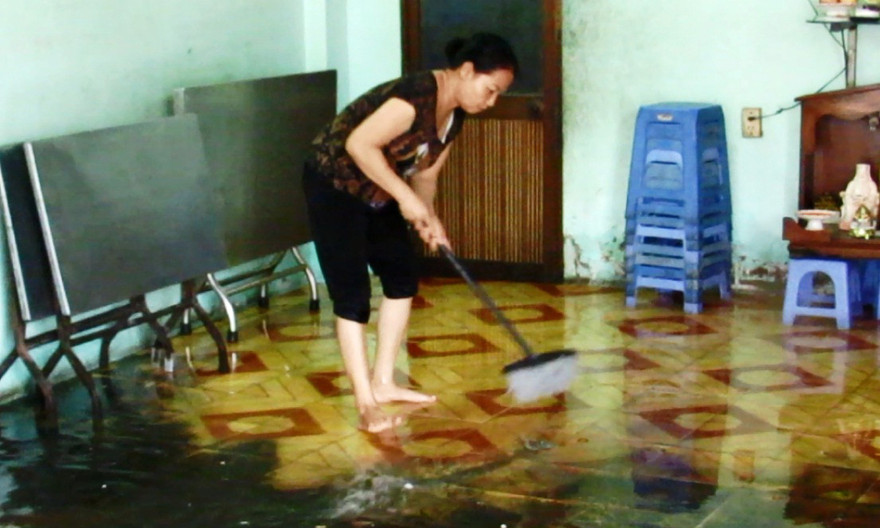 Dân bì bõm tát nước ngập tràn vào nhà.