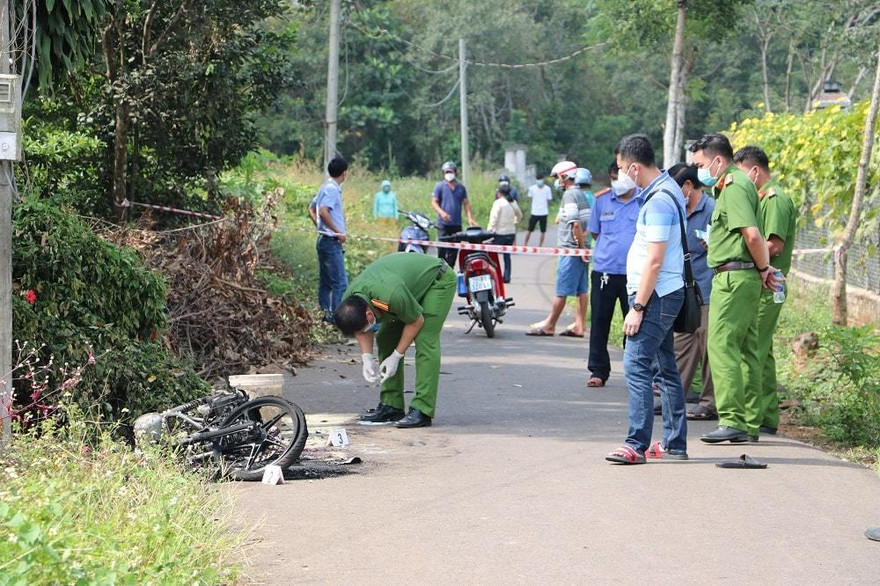 Công an tỉnh Bà Rịa - Vũng Tàu khám nghiệm hiện trường. Ảnh: Quang Hưng