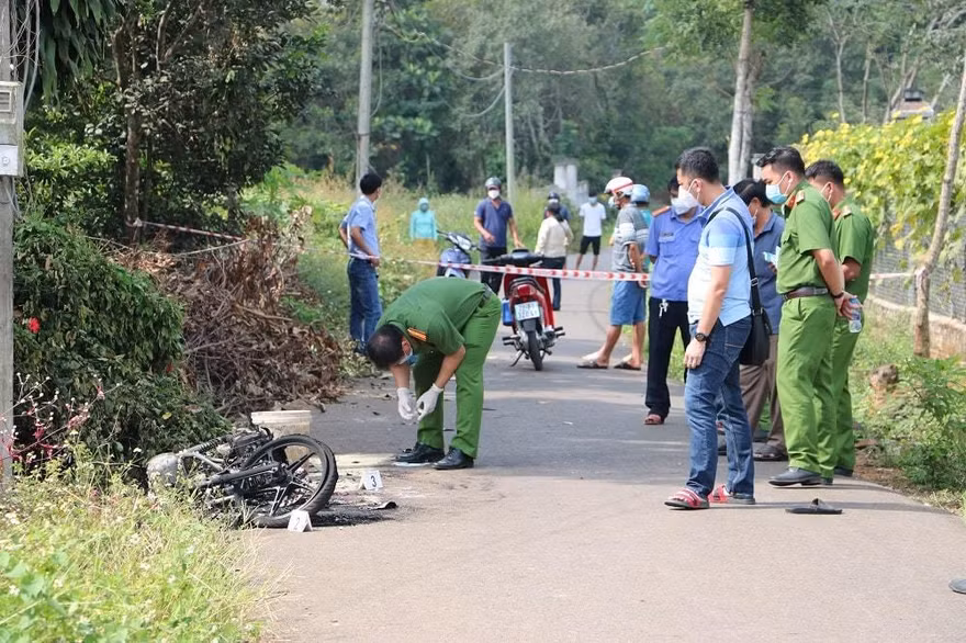 Công an tỉnh Bà Rịa - Vũng Tàu khám nghiệm hiện trường. Ảnh: Quang Hưng