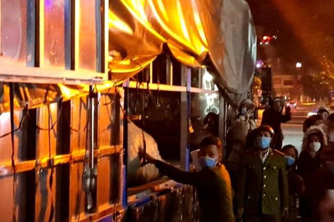 Trong quá trình kiểm tra, cơ quan công an thu giữ nhiều hàng hóa liên quan tại shop thời trang Mai Hường, số 93, đường Lê Hoàn, thành phố Thanh Hóa để phục vụ công tác điều tra (Ảnh: CTV).