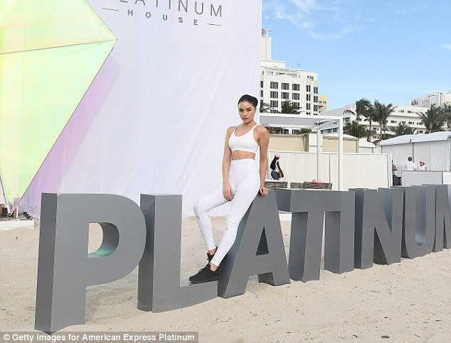 Ngưỡng mộ vóc dáng 'chuẩn không chỉnh' của cựu hoa hậu hoàn vũ