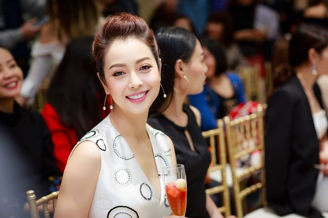 Mặc dù đã trải qua ba lần sinh nở nhưng Jennifer Phạm vẫn khiến nhiều quan khách có mặt bất ngờ bởi nhan sắc rạng rỡ, xinh đẹp của mình.