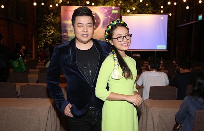 Phương Mỹ Chi và bố nuôi Quang Lê.