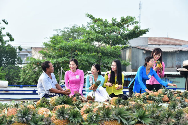Thí sinh Hoa khôi ĐBSCL 2015 trải nghiệm “đặc sản” vùng miệt vườn sông nước