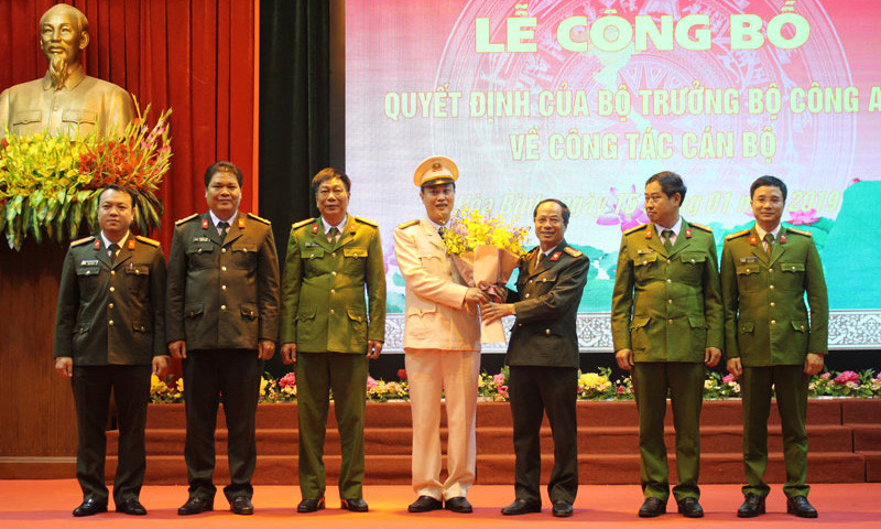 Trao quyết định của Bộ trưởng Công an về công tác cán bộ