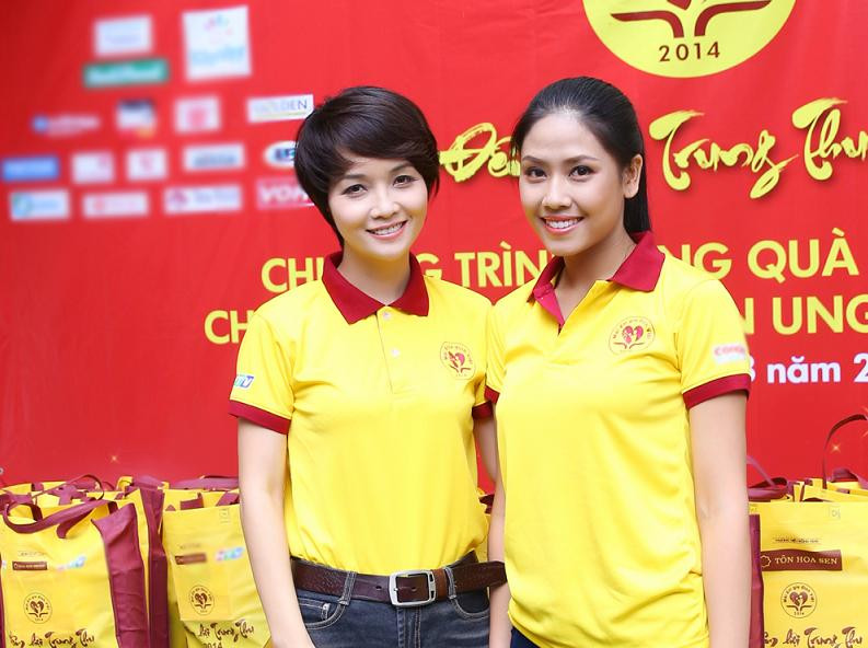 Mai Thu Huyền đồng hành cùng Nguyễn Thị Loan trao quà Trung thu cho bệnh nhân.