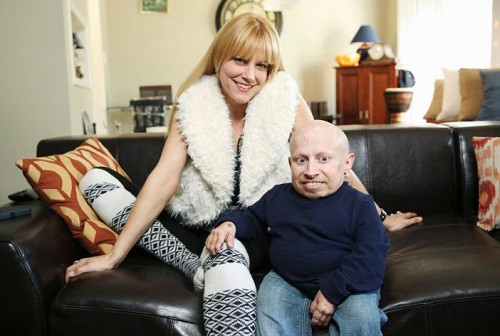 Verne Troyer có quan hệ tình cảm với nữ diễn viên Đức Brittney Powell (ảnh) từ năm 2007 đến khi mất.