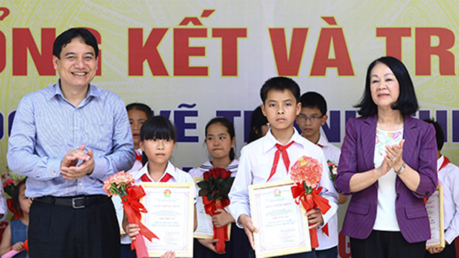 Chủ nhiệm uỷ ban các vấn đề xã hội của Quốc hội Trương Thị Mai và Bí thư thứ nhất T.Ư Đoàn Nguyễn Đắc Vinh trao giải thưởng. 