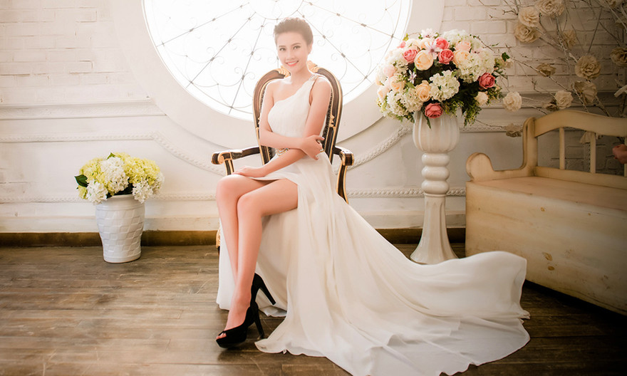 Top 5 HHVN Thanh Tú khoe chân dài sexy với váy dạ hội