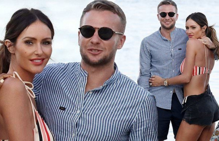 Nàng WAGs nóng bỏng nhất Watford gợi cảm tình tứ bên chồng Tom Cleverley 