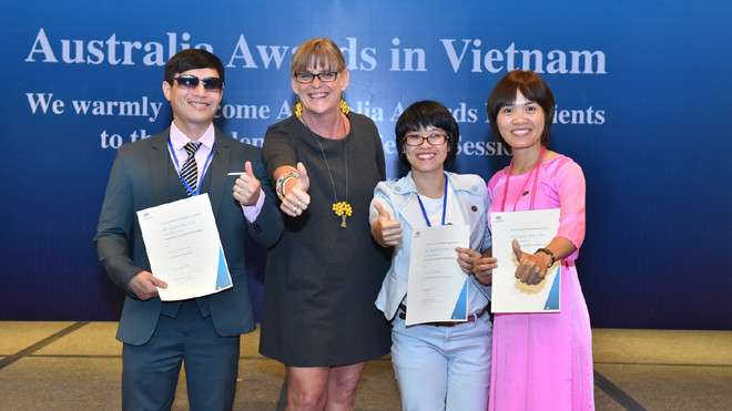 : Bà Karen Lanyon Tổng Lãnh Sự Úc tại TPHCM chức mừng 3 học viên khuyết tật nhận học bổng du học Úc