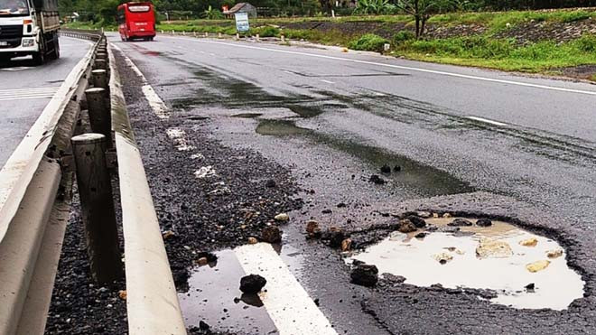 Ổ gà, ổ trâu chình ình trên đoạn quốc lộ nghìn tỷ qua TT-Huế 