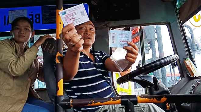  Anh Thành giơ vé tháng đã mua cho phóng viên xem (Ảnh: Kim Hà).