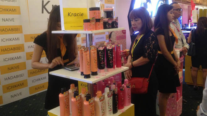 Khách hàng tìm hiểu mỹ phẩm Nhật tại hội thảo