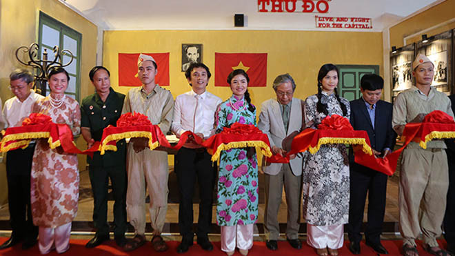  Lãnh đạo Thành phố Hà Nội và các sở ban ngành cắt băng khai mạctriển lãm.