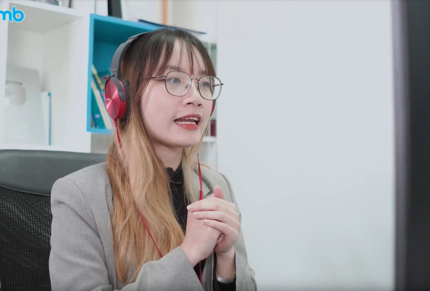 Một giáo viên tiếng Anh đang giảng dạy online