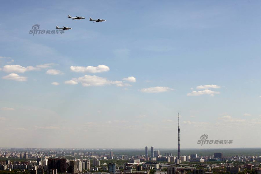 Các máy bay ném bom-tên lửa chiến lược Tu-95MS tham gia cuộc diễu hành Ngày Chiến thắng ở Moscow hôm 9/5. Ảnh: Sina 