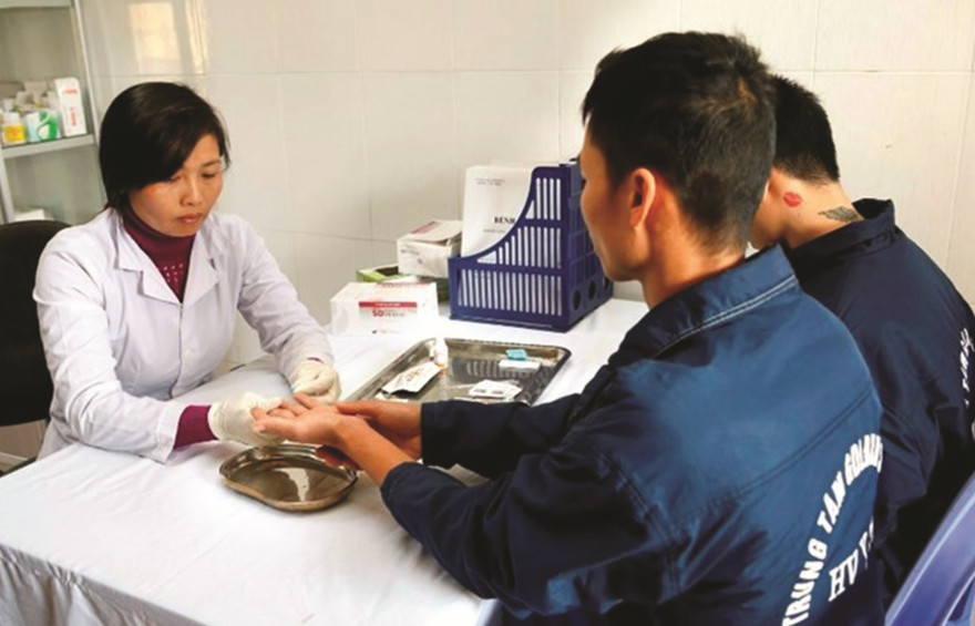 Từ ngày 1/1/2019 người nhiễm HIV điều trị bằng thuốc kháng virus ARV được thanh toán bằng BHYT tuy nhiên cần bảo mật thông tin cho người nhiễm HIV