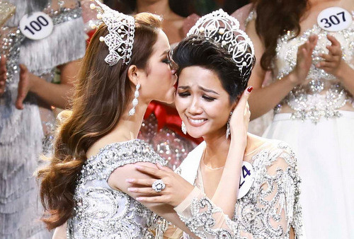 Khoảnh khắc đăng quang của cô gái Ê Đê.