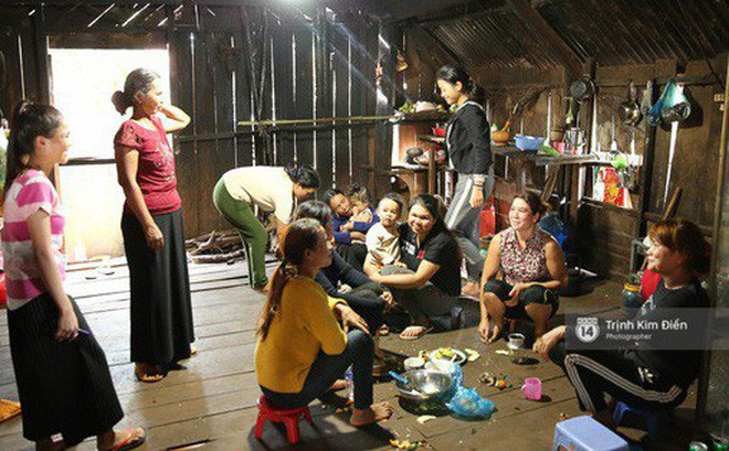 H'Hen Niê nhận được rất nhiều tình cảm của bà con trên chính mảnh đất quê hương mình.