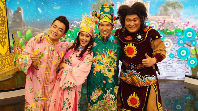 Mạnh Dũng và các nghệ sĩ trong buổi ghi hình Táo Quân 2017.