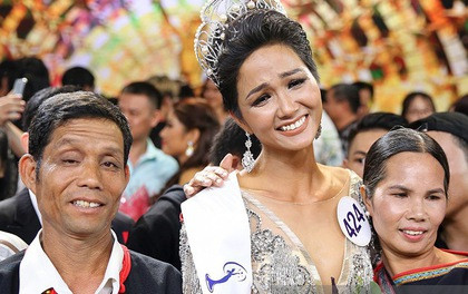 Bố mẹ H'Hen NNiê nói gì về việc con gái đăng quang HHHV