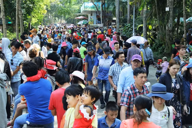 Nghỉ Tết Dương lịch, hàng ngàn người dân TP.HCM và các tỉnh lân cận đổ về các khu vui chơi trên địa bàn TP. Tại Thảo Cầm Viên Sài Gòn (quận 1), lượng khách đổ về đây rất đông