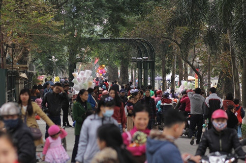 Sáng nay (1.1) là đầu tiên của năm mới, người dân ùn ùn đổ về nhiều điểm vui chơi tại Thủ đô. 