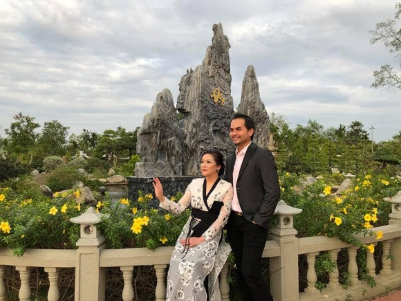 Như Quỳnh thăm nhà thờ tổ của Hoài Linh, nhìn diện mạo của nữ ca sĩ ai cũng ngỡ ngàng.