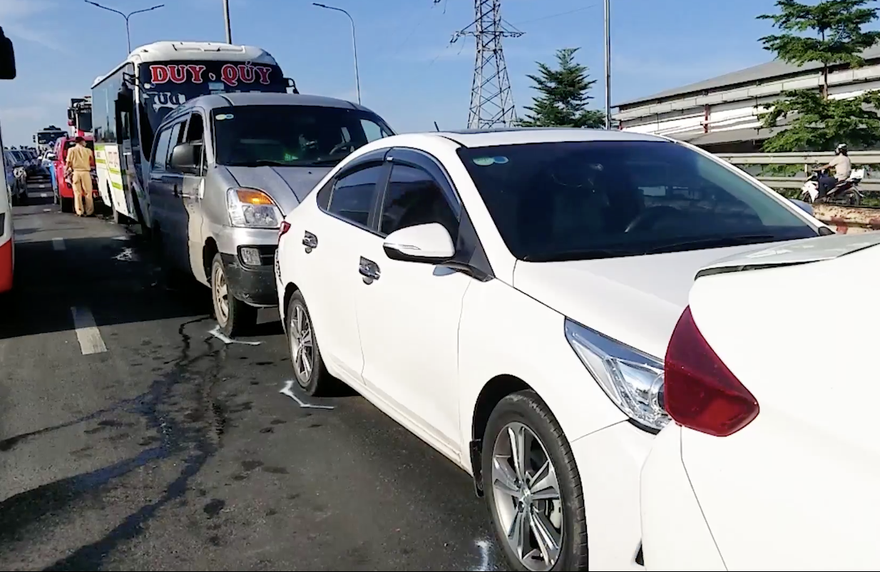 Tai nạn liên hoàn giữa 5 xe ô tô, cửa ngõ phía Tây TPHCM kẹt cứng 