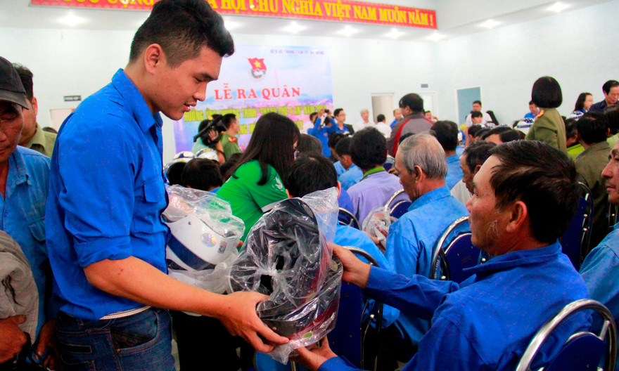 Mũ bảo hiểm chất lượng được trao tận tay những bác xe ôm. 