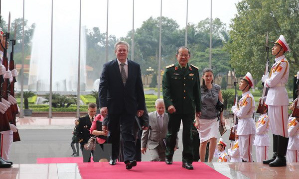 Thượng tướng Bế Xuân Trường đón ông Vladimir Nikolaevich Drozhzhov, Phó giám đốc Cơ quan Liên bang về hợp tác Kỹ thuật quân sự Nga. (Ảnh: Minh Khánh/TTXVN).