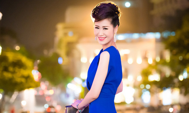 Dương Thùy Linh nổi bật với phong cách sang trọng và cổ điển khi làm MC.