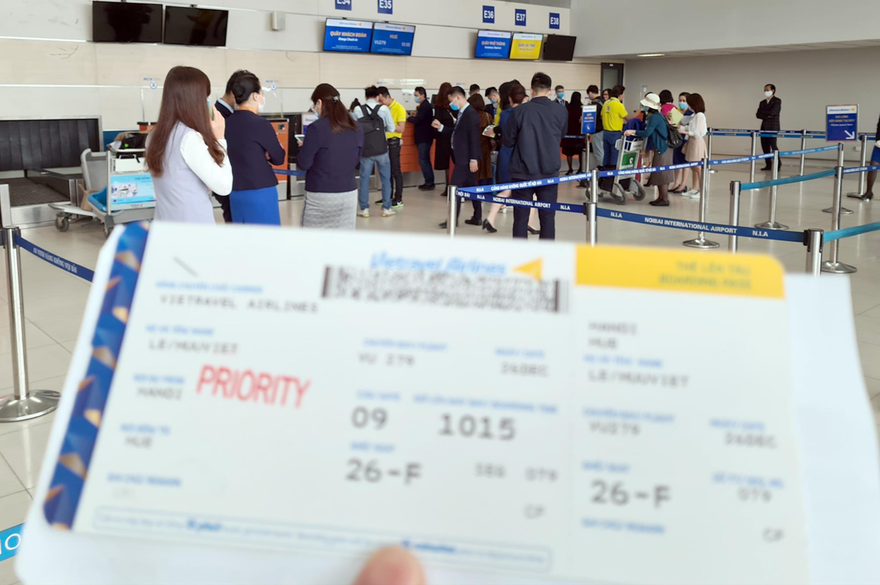 Hành khách làm thủ tục lên máy bay tại thời điểm chưa có dịch COVID. Ảnh: Phạm Thanh 
