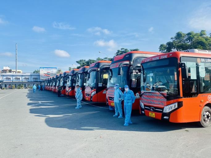 Tích cực vận động người dân yên tâm ở lại gắn với hỗ trợ an sinh và khôi phục sản xuất