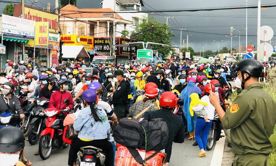 Người dân miền Tây ùn ùn về quê qua cửa ngõ TPHCM. Ảnh: Ngô Bình 