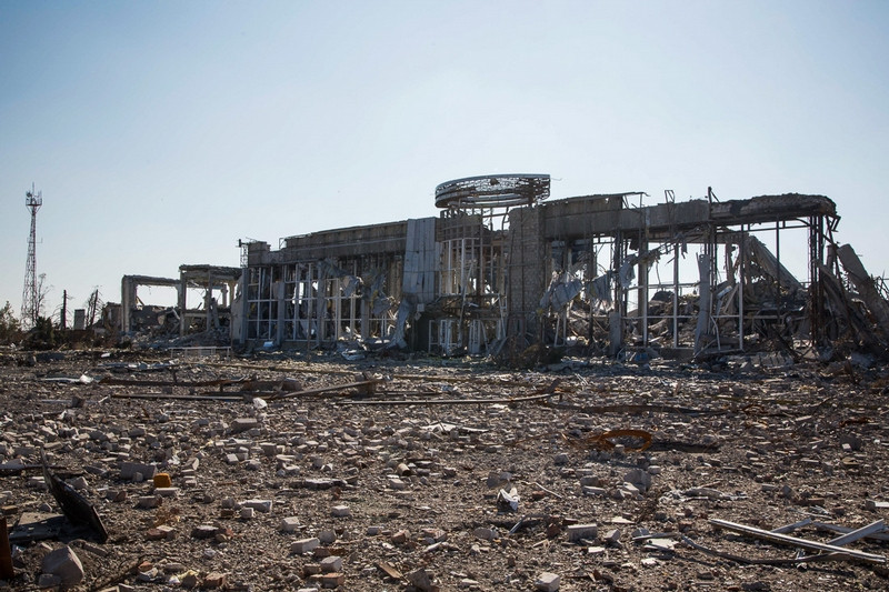 Sân bay Lugansk tan nát bởi giao tranh miền Đông Ukraine