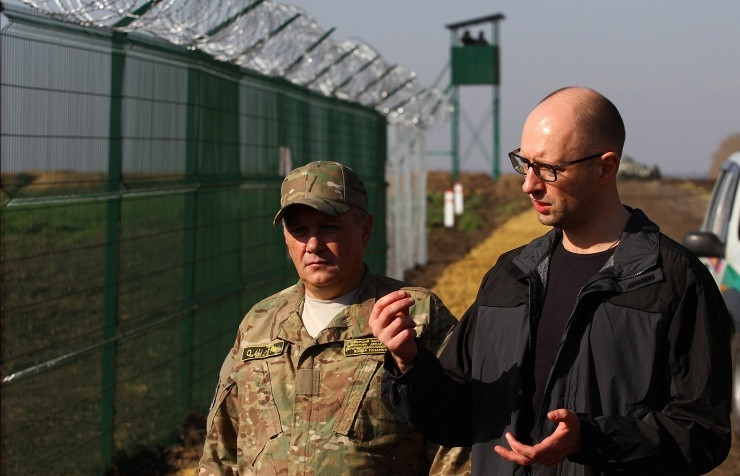 Thủ tướng Ukraine Arseniy Yatsenyuk thị sát công tác xây dựng dự án "Bức tường" vào hôm qua 15/10 