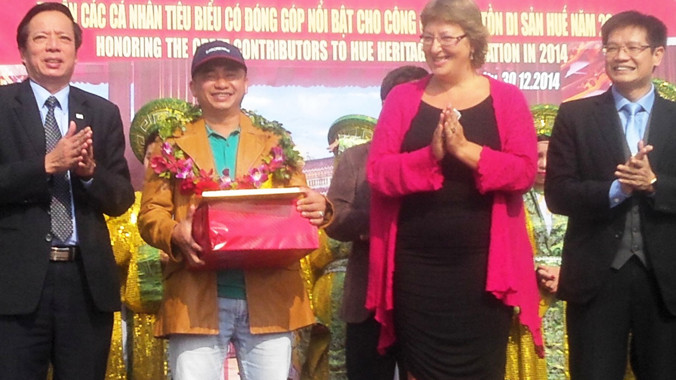 Ông Đặng Đình Nguyên (thứ hai từ trái sang, đến từ tỉnh Đồng Nai) trở thành vị khách thứ 30 triệu tham quan di tích Cố đô Huế kể từ năm 1994