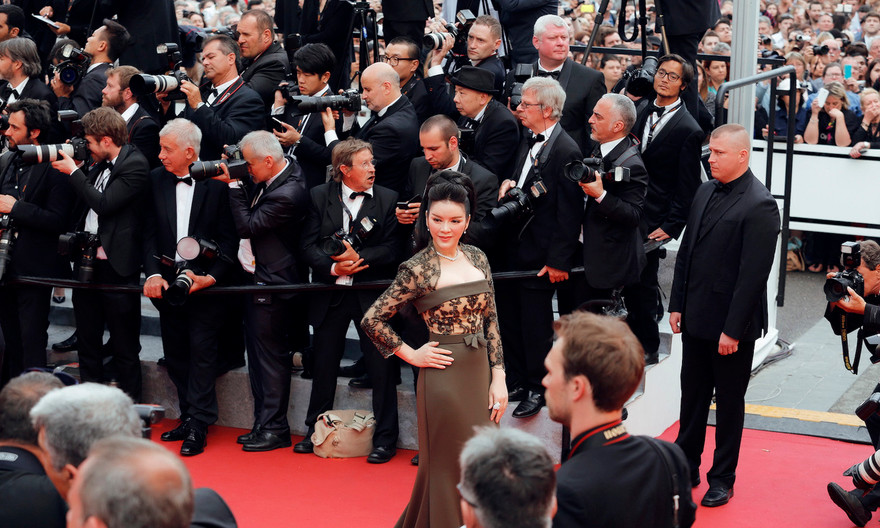 Hình ảnh Lý Nhã Kỳ bị cho là đang bị các tay máy quốc tế 'làm ngơ' trên thảm đỏ.