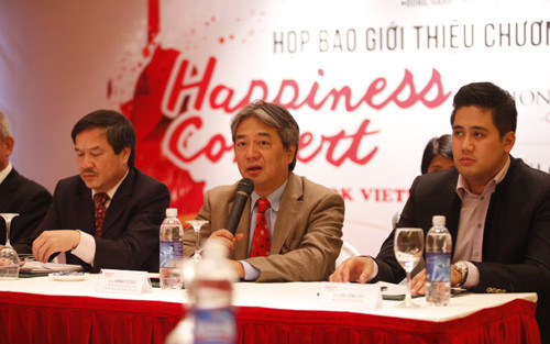 Nhạc trưởng Honna Tetsuji (giữa) và NSƯT Bùi Công Duy (phải) trong buổi họp báo giớ thiệu "Giai điệu hạnh phúc".