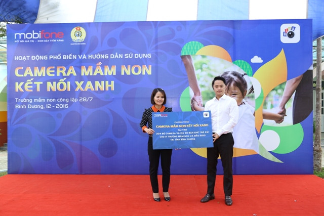 Ông Mai Thế Hùng - Phó giám đốc Cty MobiFone Khu vực 8 trao biểu trưng tài trợ chương trình Camera Mầm non Kết Nối Xanh cho LĐLĐ tỉnh Bình Dương (Bà Nguyễn Hoàng Bảo Trân)