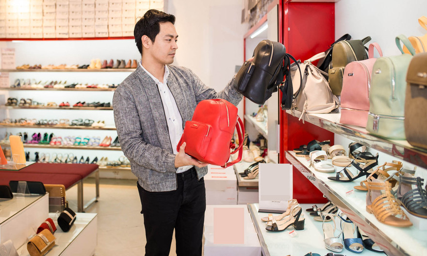 MC Phan Anh chọn túi xách tặng vợ dịp 8/3.