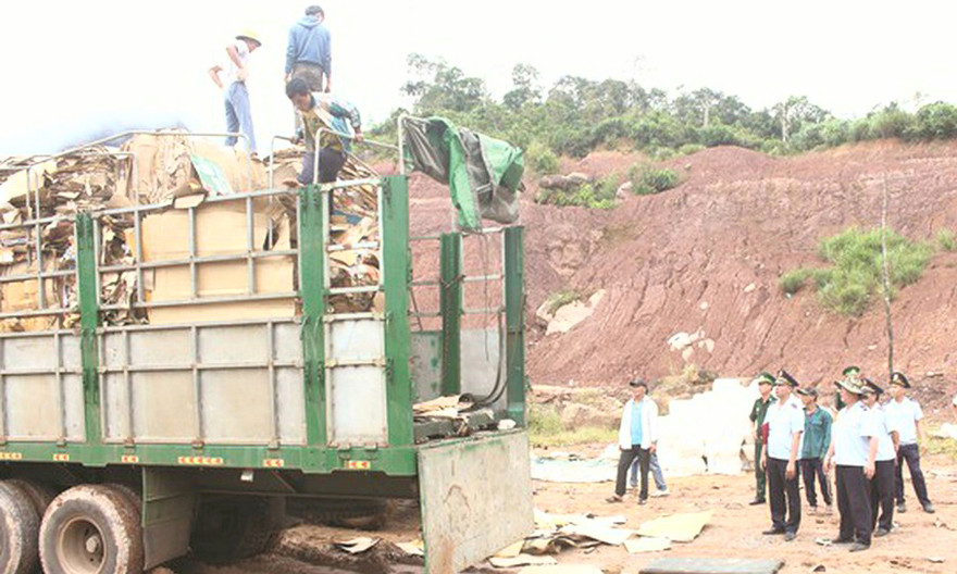 Lực lượng chức năng phối hợp khám xét lô hàng vi phạm. 