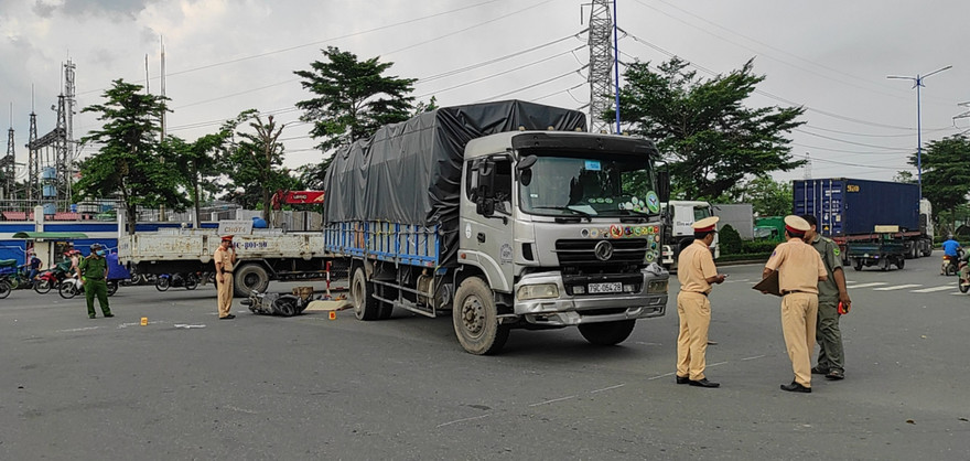 Tài xế chạy xe tải tông chết người rồi bỏ trốn