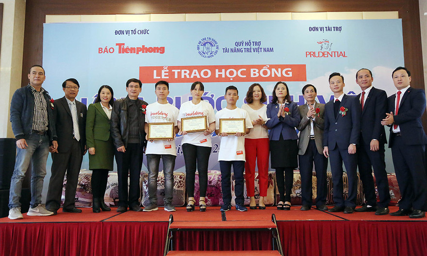 60 triệu đồng và 80 chiếc chăn ấm đã được Prudential và Qũi hỗ trợ tài năng trẻ VN trao cho người nghèo, SV có hoàn cảnh khó khăn qua cầu nối báo Tiền phong.