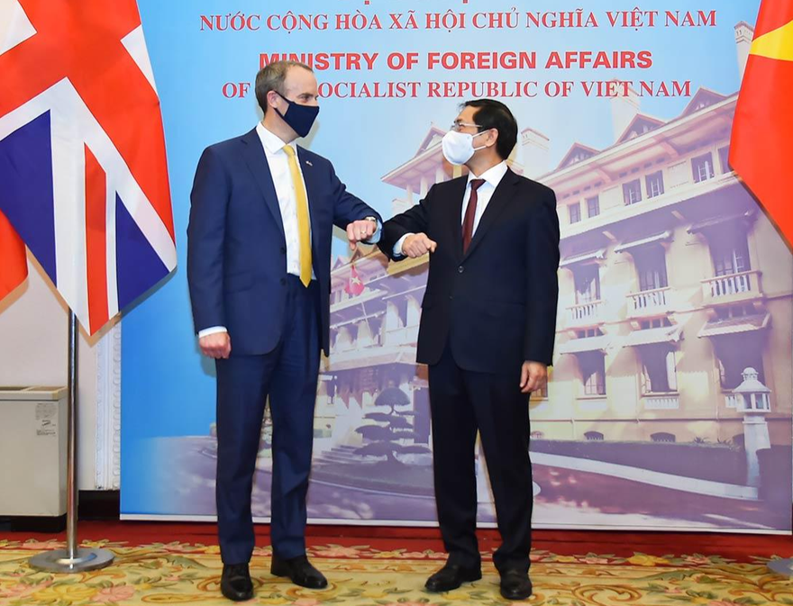 Bộ trưởng Bùi Thanh Sơn tiếp đón đồng cấp Anh Dominic Raab. (Ảnh: Mofa)