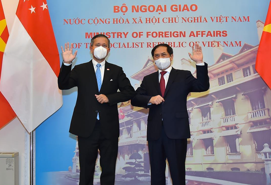 Bộ trưởng Ngoại giao Bùi Thanh Sơn và Bộ trưởng Ngoại giao Singapore Vivian Balakrishnan. (Ảnh: Mofa)