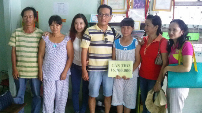 Mạnh thường quân trao tiền cho em P.