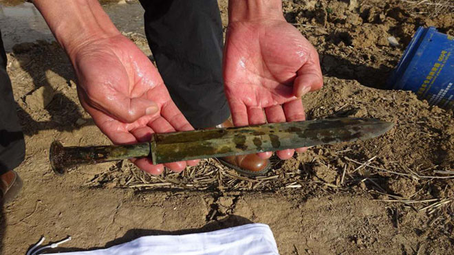 Phát hiện bảo kiếm 2.000 năm tuổi trong cổ mộ Trung Quốc